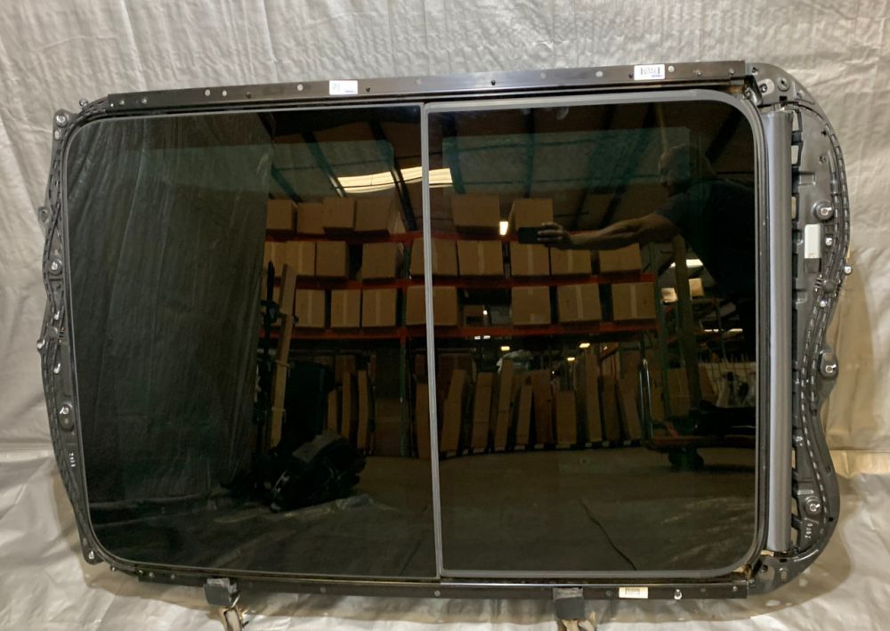 تصویر محصول شیشه سانروف پورشه ماکان سال 2017